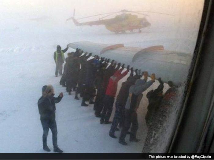 Passengers Push Frozen Plane Off Siberian Runway