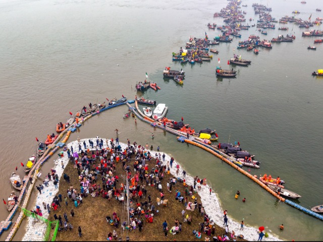 '7 समंदर' लांघकर आए वे! देखिए माघ मेले की सबसे दिव्य तस्वीरें