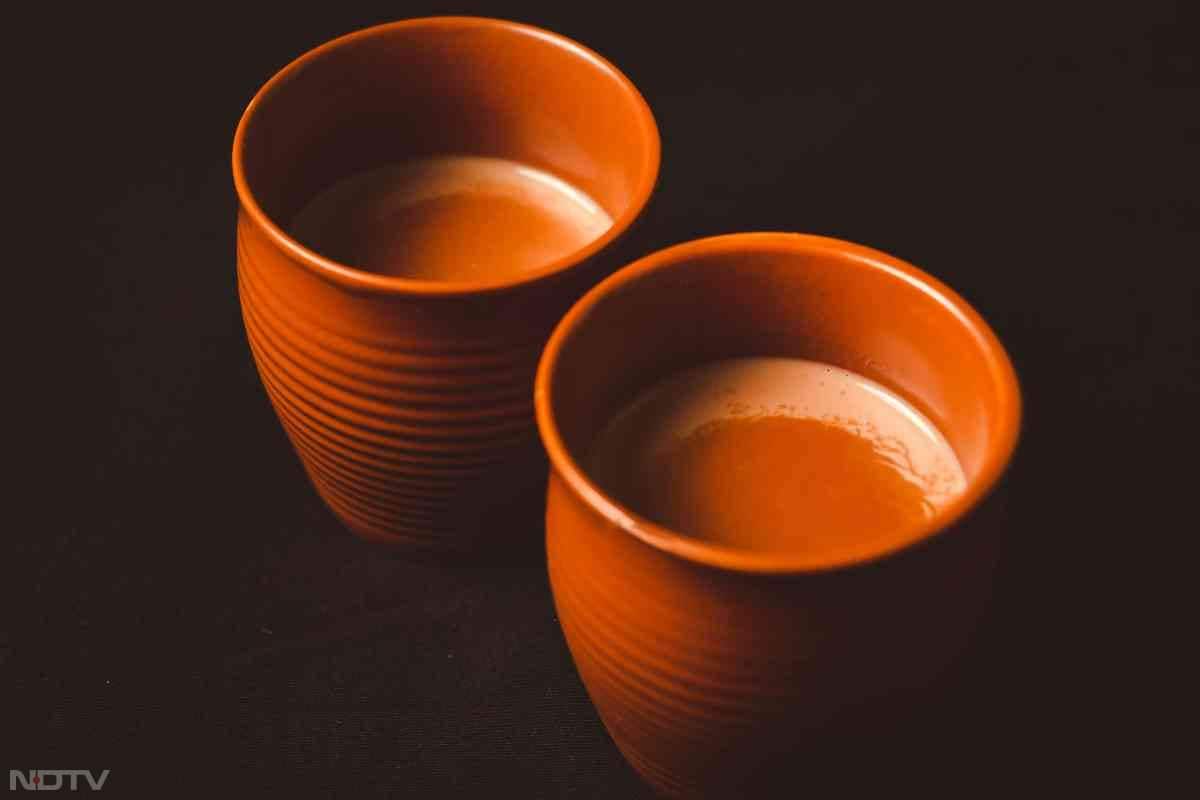 ज्यादा चाय पीने से सीने में जलन महसूस हो सकती है. चाय से आंतों में एसिड का उत्पादन बढ़ जाता है जो सीने में जलन की वजह बन जाती है.