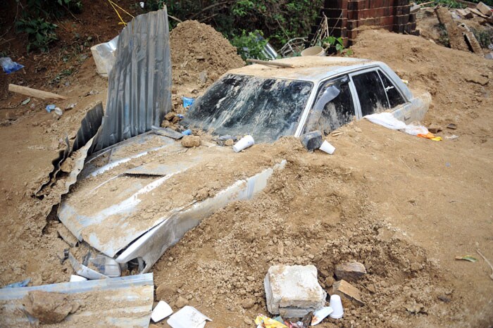 Crews probe Guatemala sinkhole as neighbours flee