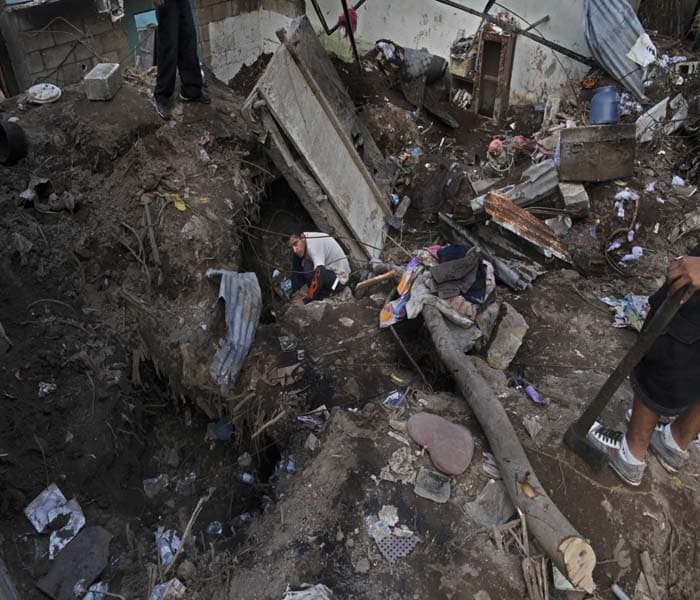 Crews probe Guatemala sinkhole as neighbours flee