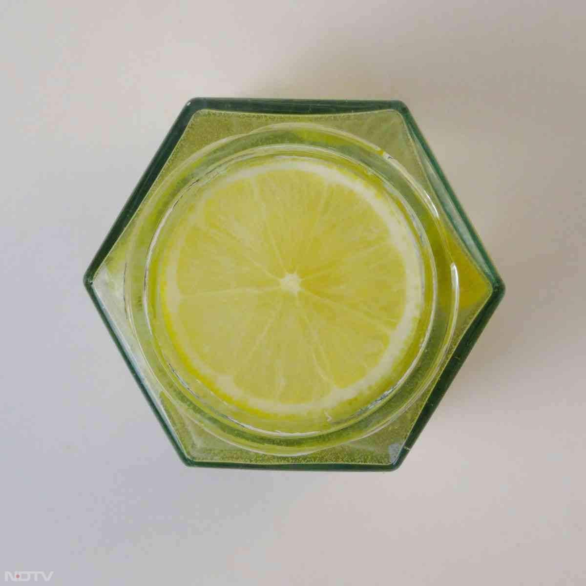 नींबू के रस को पानी में मिलाकर पीने से शरीर में ठंडक आती है.