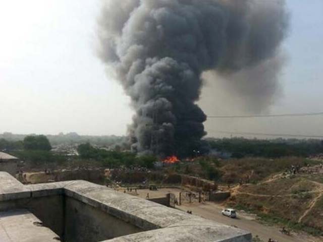 Photo : Huge fire in slum in South Delhi, nearly 30 fire engines deployed