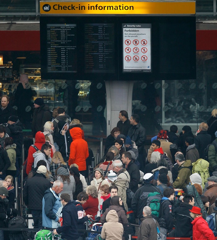 Passengers queue outside Terminal 3, to have their boarding passes checked as disruption continues due to bad weather leading to the cancellation of some flights at London's Heathrow Airport, Wednesday, December, 22, 2010. (Photo courtesy: AP)