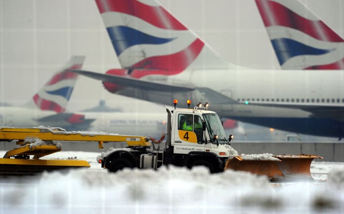 Workers defrost a plane at Heathrow Airport in London, Monday, Dec. 20, 2010. Snow and freezing temperatures continued to cause holiday travel chaos for road, rail and air passengers in Britain and much of Europe Monday, raising fears that many will not get home in time for Christmas. (Photo courtesy: AP)