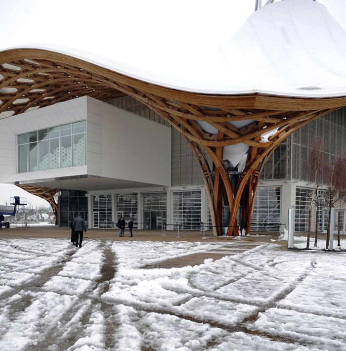 View dated December 22, 2010 of the Centre Pompidou-Metz museum with its partly broken roof (between pillars) in Metz, eastern France. The membrane of the chinese-shaped roof broke for the second time within a month due to heavy snow falls. Weather reports said snow could persist in Europe. (Photo courtesy: AFP)