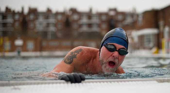 A man swims at the unheated outdoor lido on Parliament Hill in North London on December 18, 2010. Despite heavy snow falling on the previous day, some people were still braving the ice-cold temperatures. (AFP Photo)