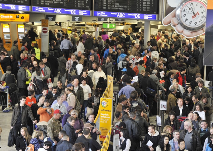 Air passengers wait for flights at the airport the central German city of Frankfurt am Main on December 18, 2010. Frankfurt airport, Germany's busiest,  cancelled about 170 flights due to severe winter weather across Europe, an airport spokesman said. (AFP Photo)