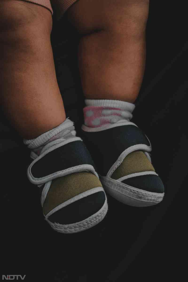 सबसे पहले मोजे को डिटरजेंट के गर्म पानी में अलग से भिगो लें.