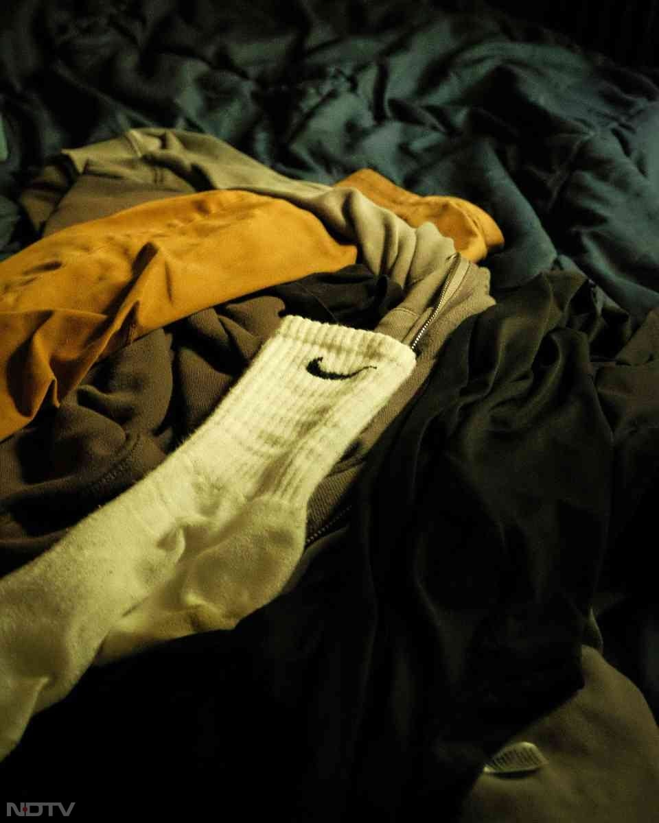 अब फिर इस मोजे को 1 चम्मच विनेगर वाले पानी में कुछ देर के लिए छोड़ दें.