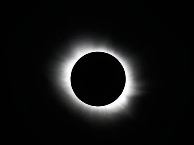 Photo : Diamond Ring Thrills Skygazers as Solar Eclipse Sweeps Across Atlantic