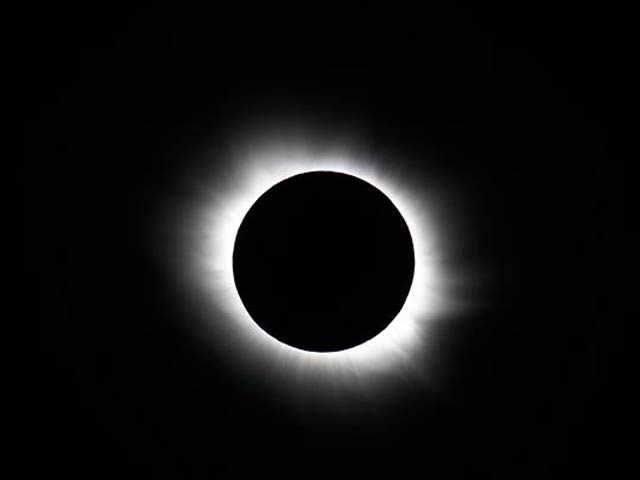 Diamond Ring Thrills Skygazers as Solar Eclipse Sweeps Across Atlantic