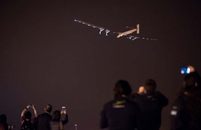 People take pictures as the Swiss-made solar-powered plane Solar Impluse 2 takes off from Nanjing's Lukou International Airport in Nanjing, in China's eastern Jiangsu province, early on May 31, 2015. AFP PHOTO / JOHANNES EISELE