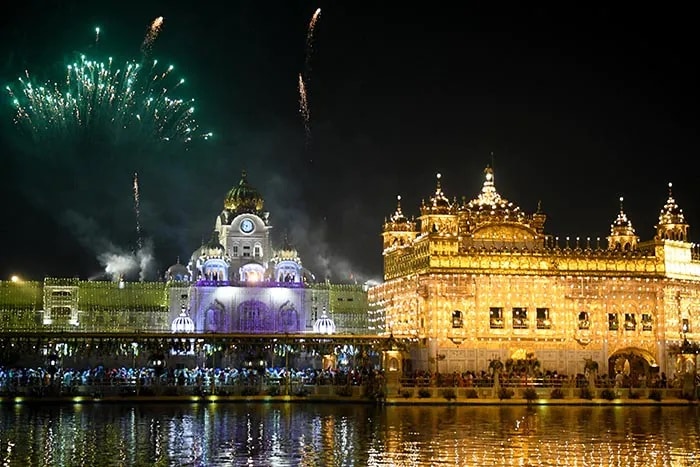 सिखों के चौथे गुरु रामदास जी की जयंती के अवसर पर अमृतसर का स्वर्ण मंदिर जगमगाते हुए, इस दौरान आतिशबाजी भी हुई.