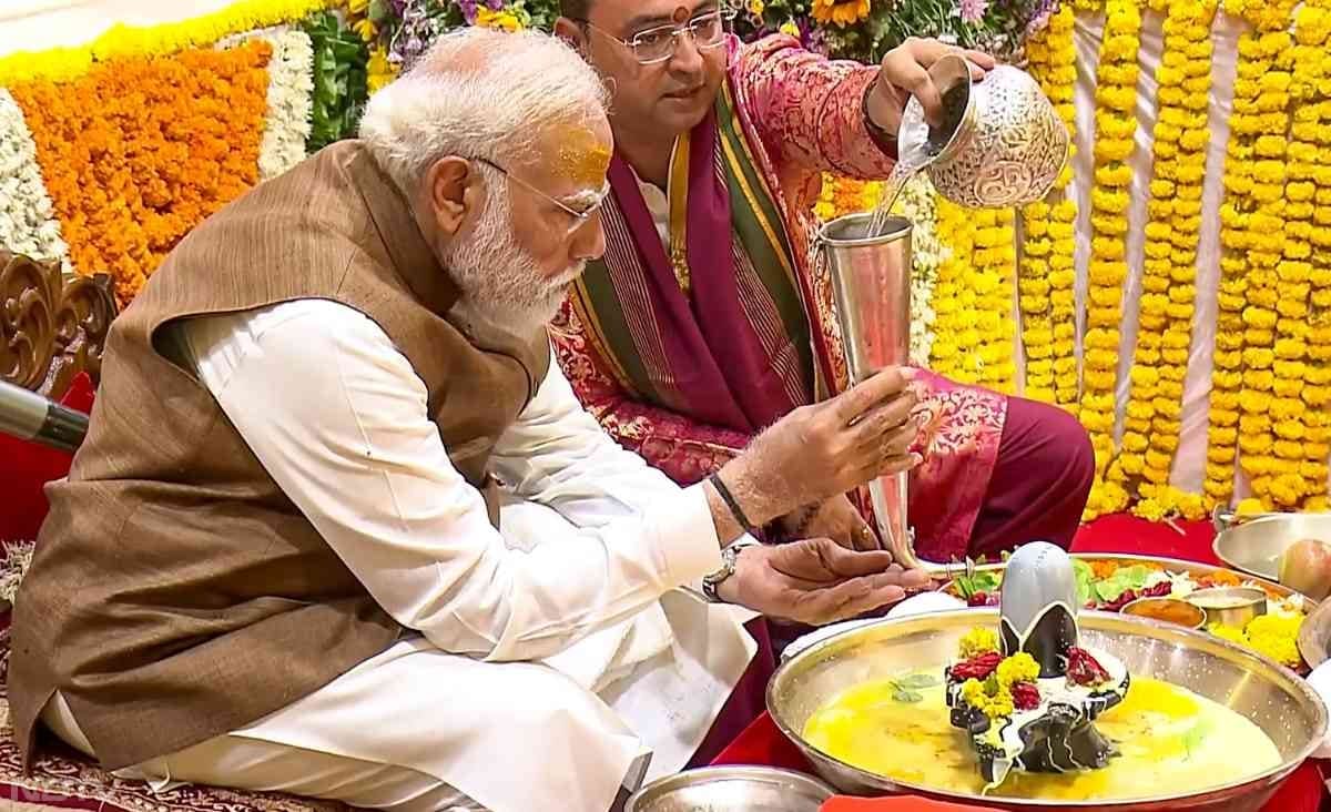 हिंदू धर्म में कुंभाभिषेक हर 10 से 12 साल में मंदिर की शुद्धि और उसकी आध्यात्मिक शक्ति बढ़ाने के लिए किया जाता है. इस दौरान विशेष पूजा, यज्ञ और मंत्रोच्चार होते हैं, जिसके बाद मंदिर के शिखर पर पवित्र जल चढ़ाया जाता है.