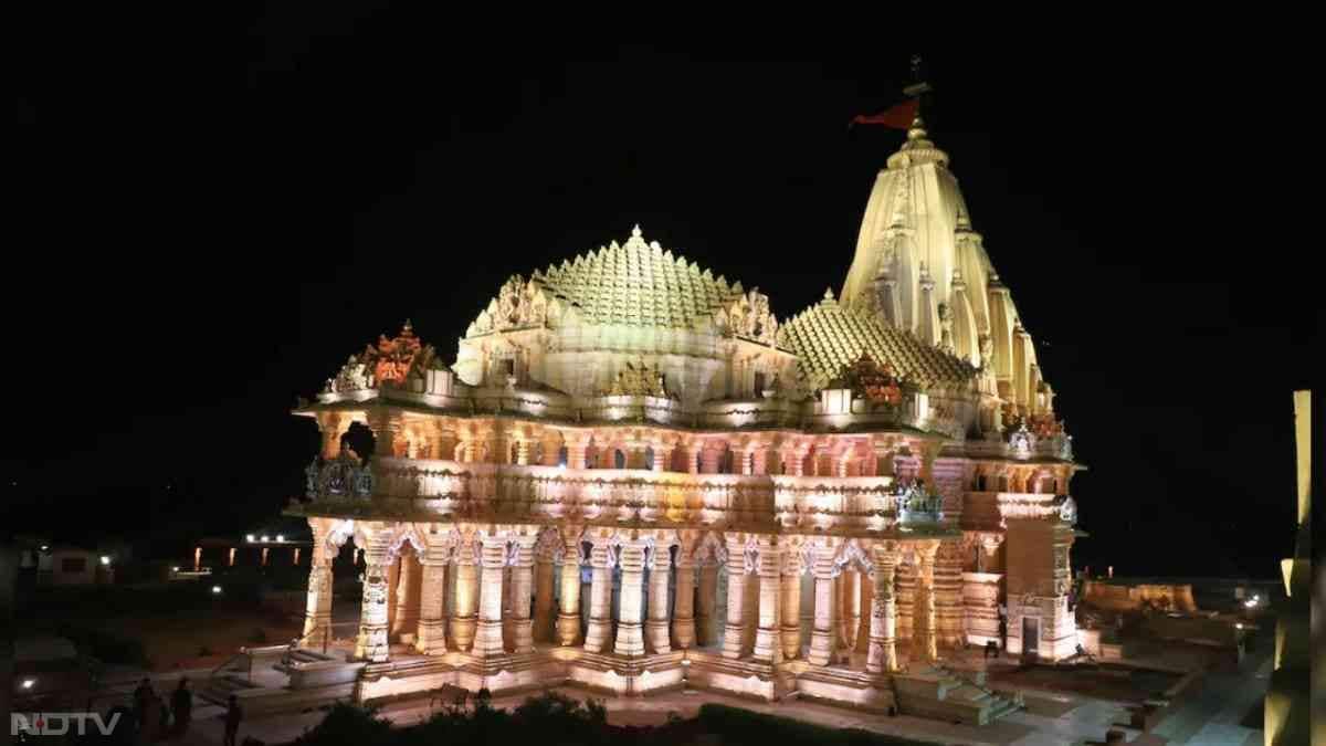 सोमनाथ ज्योतिर्लिंग का संबंध चंद्र देव से माना जाता है, इसलिए इसका ज्योतिषीय महत्व भी विशेष है. जिन लोगों की कुंडली में चंद्र दोष होता है, उनके लिए यहां दर्शन और पूजा अत्यंत शुभ और फलदायी मानी जाती है.