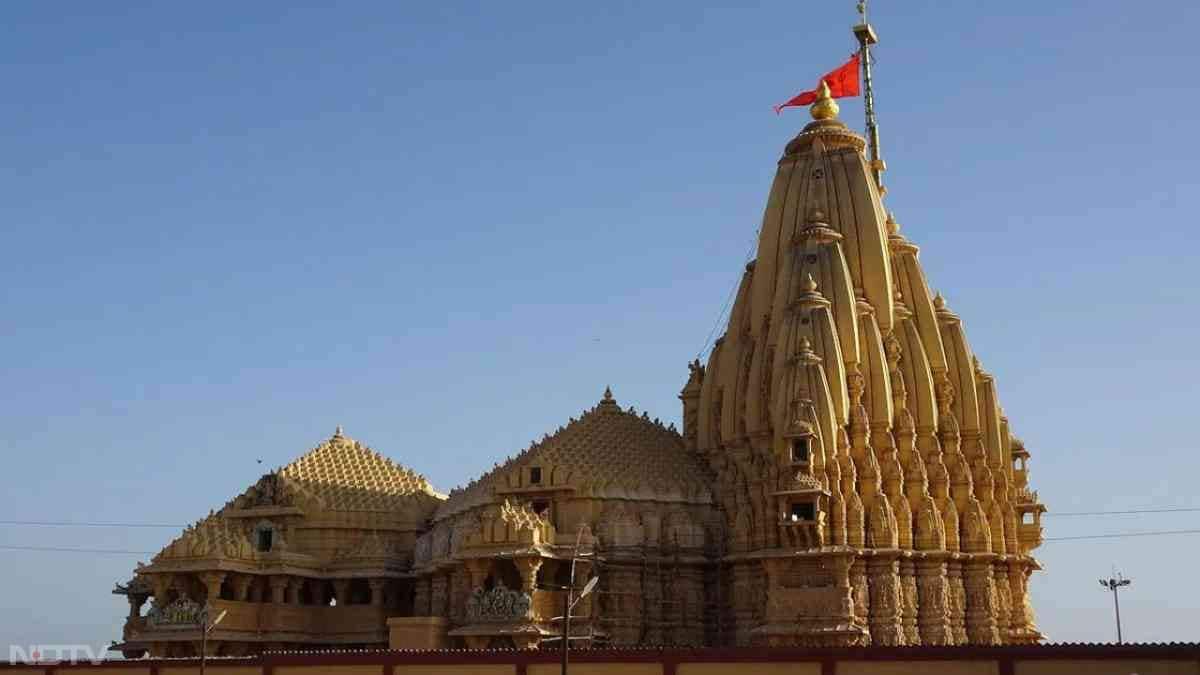 मान्यता है कि सोमनाथ ज्योतिर्लिंग में रुद्राभिषेक और पूजा करने से व्यक्ति के पाप और दोष समाप्त हो जाते हैं, साथ ही भगवान शिव की कृपा से जीवन में सुख, शांति और सकारात्मक ऊर्जा का वास होता है.