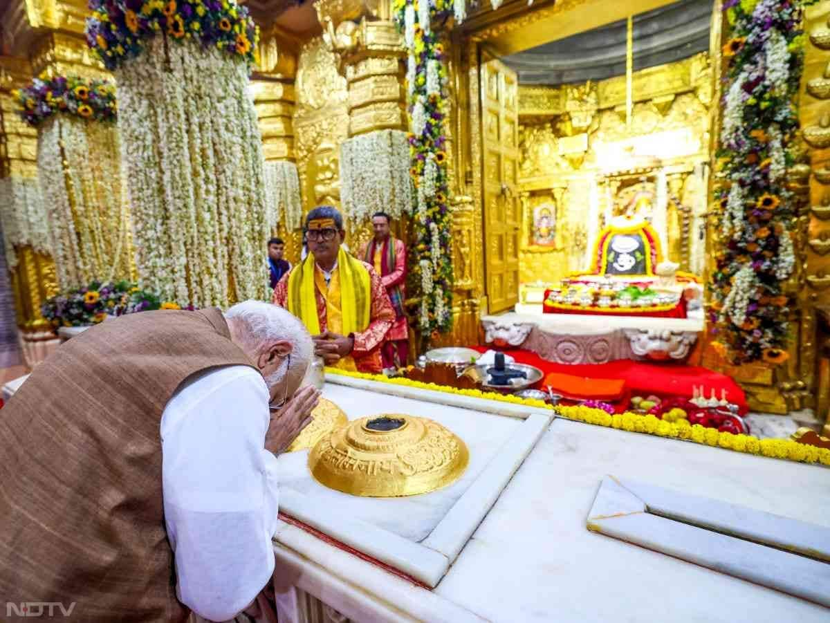 आज यानी 11 मई को भगवान शिव के पवित्र ज्योतिर्लिंग सोमनाथ मंदिर में पहली बार भव्य शिखर पर कुंभाभिषेक किया गया. 90 मीटर ऊंचे शिखर का वैदिक मंत्रोच्चार के साथ अभिषेक हुआ, जिसमें प्रधानमंत्री नरेंद्र मोदी भी शामिल हुए.