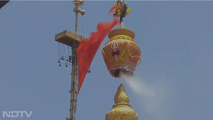 यह आयोजन पुनर्निर्मित सोमनाथ मंदिर के उद्घाटन के 75 वर्ष पूरे होने के मौके पर किया गया. भक्ति और श्रद्धा से भरे इस महोत्सव में बड़ी संख्या में श्रद्धालु शामिल हुए और सनातन परंपराओं का भव्य स्वरूप देखने को मिला.
