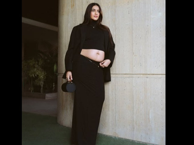 ब्लैक ड्रेस में सोनम कपूर ने फ्लॉन्ट किया बेबी बंप, दूसरी बार बनने जा रहीं हैं माँ