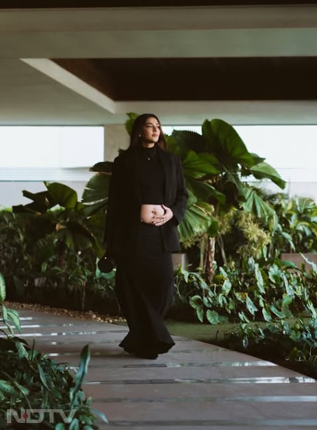 ब्लैक क्रॉप टॉप और फ्लोइंग स्कर्ट में उनका यह मैटरनिटी स्टाइल काफी एलिगेंट लग रहा है.