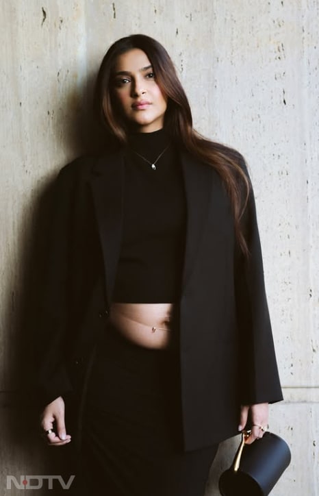 लॉन्ग ब्लैक ब्लेज़र ने पूरे आउटफिट को एक पावरफुल और ग्रेसफुल टच दिया है.