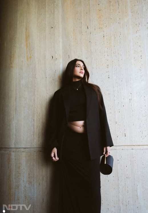 मिनिमल मेकअप और सॉफ्ट हेयर स्टाइल उनके नैचुरल ग्लो को खूबसूरती से हाइलाइट कर रहा है.