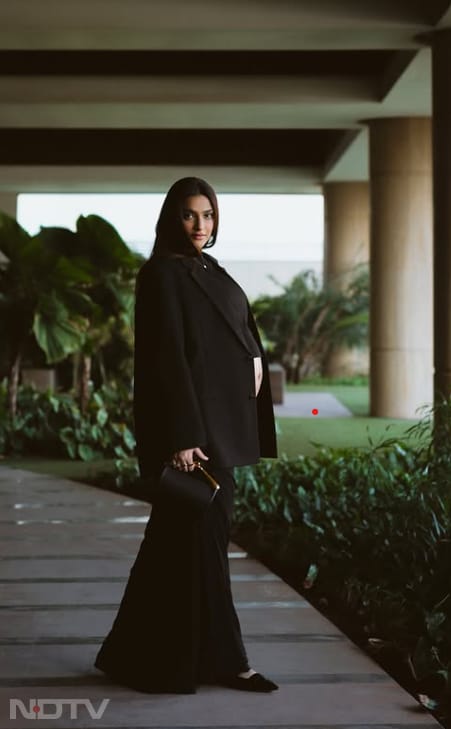 हाथ में छोटा सा स्टेटमेंट बैग लुक को स्मार्ट और ट्रेंडी बना रहा है.