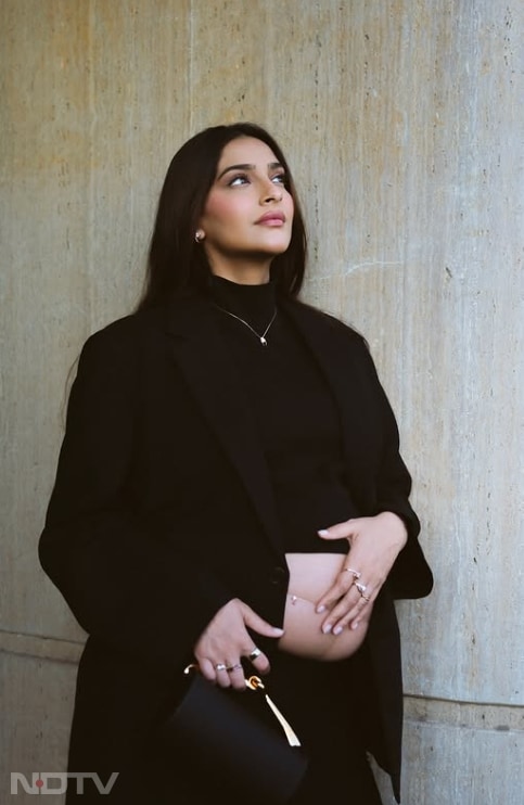 सोनम कपूर का यह लुक दिखाता है कि मैटरनिटी फैशन भी उतना ही बोल्ड और स्टाइलिश हो सकता है.