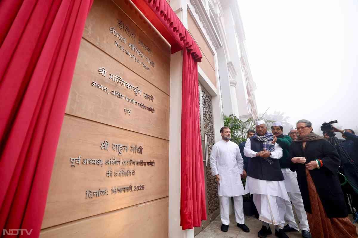 सोनिया गांधी ने फीता काटकर नए भवन का उद्घाटन किया. इस दौरान उनके साथ कांग्रेस अध्यक्ष मल्लिकार्जुन खरगे भी मौजूद रहे.