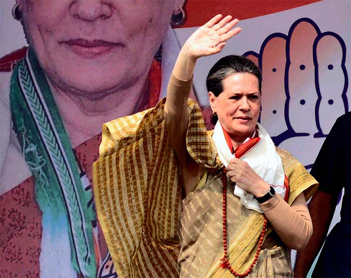 Assembly elections 2013: Campaign trail heats up as Sonia Gandhi, Narendra Modi exchange jibes