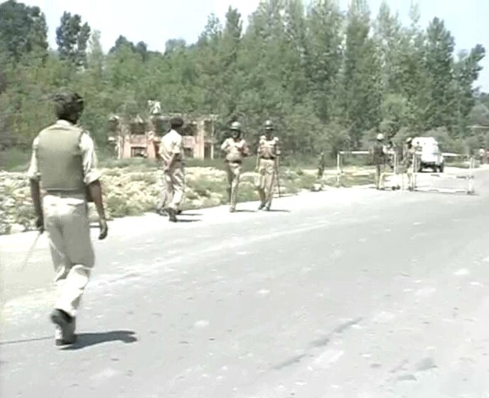 CRPF barricades the Srinagar-Baramulla highway to stop separatists from entering Sopore. Separatists had called for a protest march on Monday.