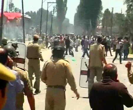 Protesters clash with para military forces after the death of the 9-yr-old. Tension from Sopore polarized Baramulla as well.