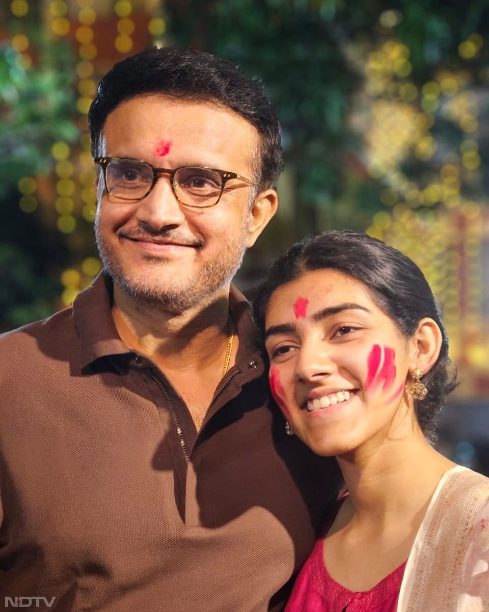 सौरव गांगुली की बेटी का नाम सना गांगुली है. सना काफी पढ़ी-लिखी और खूबसूरत हैं. सना काफी चर्चा में रहती हैं. dona_ganguly_39/Instagram