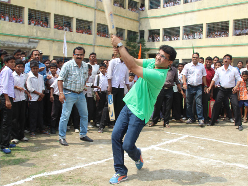 School Kids Gets a Chance to Play Cricket With the Prince of Kolkata School Kids Gets a Chance to Play Cricket With the Prince of Kolkata