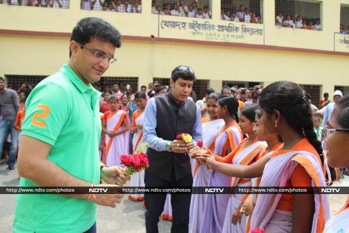 School Kids Gets a Chance to Play Cricket With the Prince of Kolkata