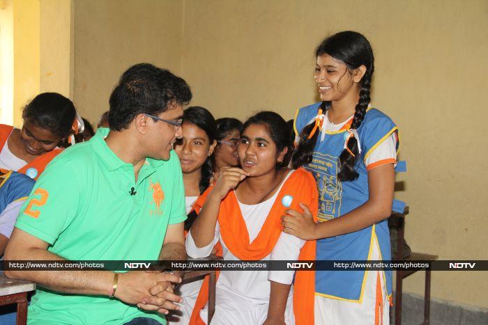 School Kids Gets a Chance to Play Cricket With the Prince of Kolkata