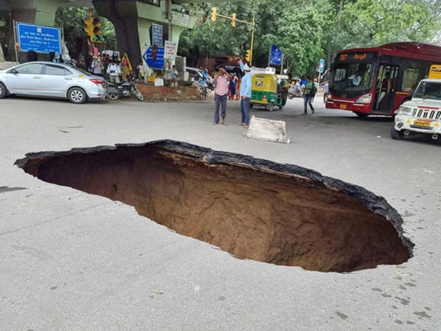 दिल्ली: आईआईटी फ्लाईओवर के नीचे सड़क में हुआ गहरा गड्ढा, देखें तस्वीरें...