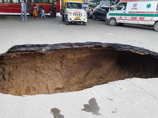 दिल्ली: आईआईटी फ्लाईओवर के नीचे सड़क में हुआ गहरा गड्ढा, देखें तस्वीरें...