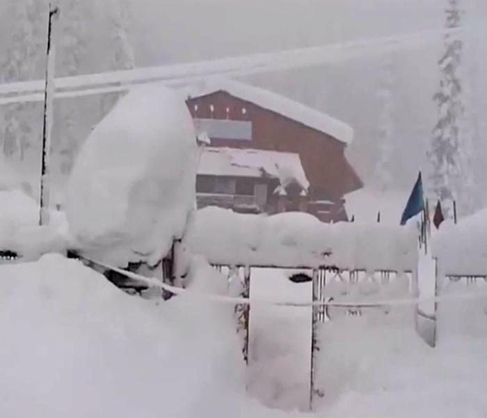 Snow Avalanche Study Establishment (SASE) had issued an avalanche warning last evening and advised people living in high altitude areas not to venture in the areas which have been receiving heavy snowfall for the past three days.(NDTV Photo)
