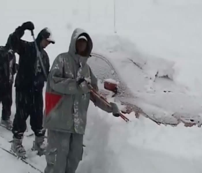 Monday's avalanche occurred at 11am on Monday at Khelanmarg near Gulmarg.<br><br>The Army's High Altitude Warfare School at Gulmarg had established an advance camp at Gujjar Hut on Sunday, and 300 Army trainees, 100 trainers, 60 support staff and 50 civilians were present when the avalanche came down.(NDTV Photo)