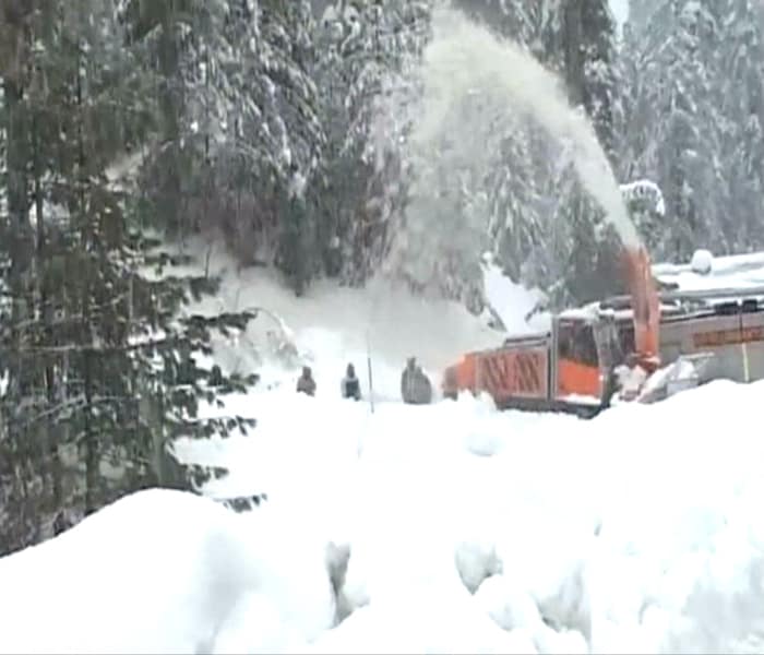 One Armyman died while 13 of the 14 trapped were rescued from an avalanche that hit an Army forward post in Tangdhar sector of Kupwara in Jammu and Kashmir on Tuesday.<br><br>(NDTV Photo)