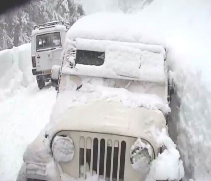 Areas where medium danger of avalanche warning exists include Khilanmarg, Uri, Baaz, Razdan Top, Z-Gali, Keran, Furkian top, Machil, Sadna Top, Urez, Niru, Baruab and Chowkibal in Kupwara and Baramulla districts of North Kashmir.(NDTV Photo)