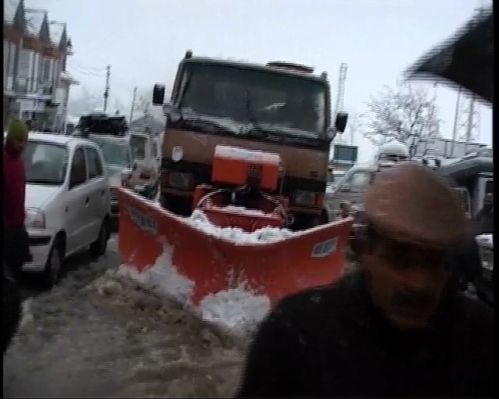 Army and police rescue teams were on location. All the 401 people, mostly Armymen and porters, trapped were rescued.(NDTV Photo)