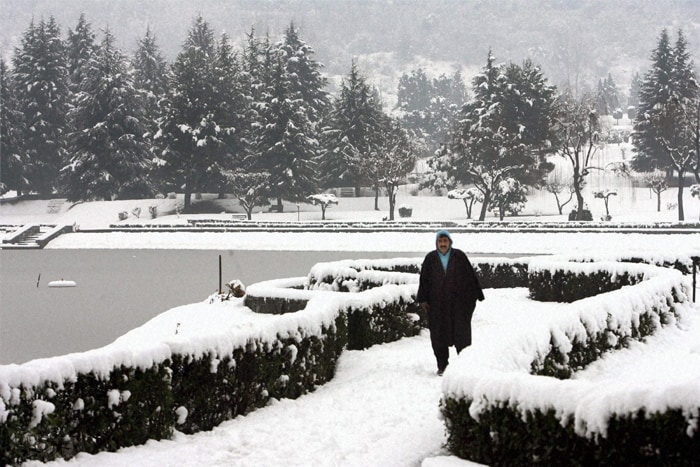 Wrapped in a thick white blanket, the beautiful Kashmir Valley got its New Year's gift as it experienced its first snowfall of the season. The snowfall has put an end to long dry spell in Kashmir and brought cheers on the faces people.<br><br>Disruptions in the normal life could be a small price for a white New Year in Kashmir. Tourists visiting the Valley as well as the local residents cheered alike for the snow.