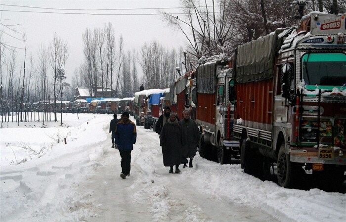 Srinagar gets its first snow of the season