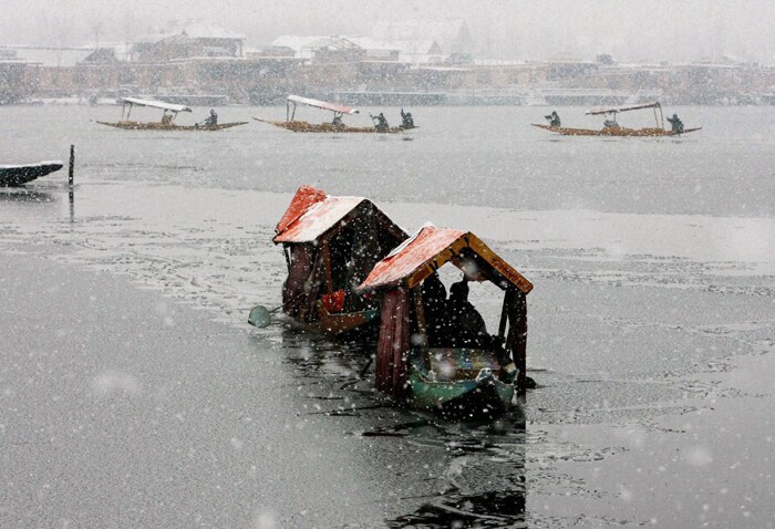 Srinagar gets its first snow of the season