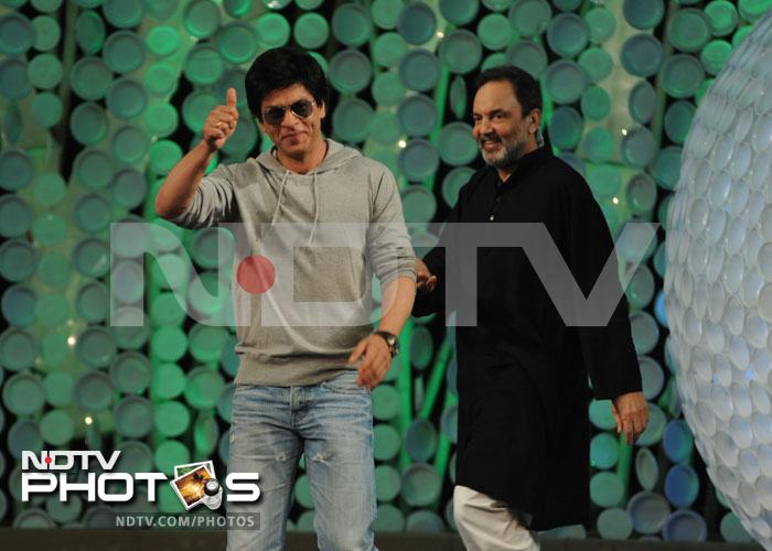 The King is here - Shah Rukh Khan walks in with NDTV's Dr Prannoy Roy on NDTV-Toyota Greenathon.