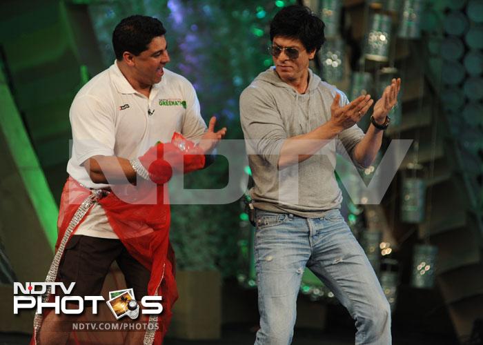 Woah! SRK and Cyrus shake it up to the beat of <i>Chammak Challo</i>. Who needs Kareena?