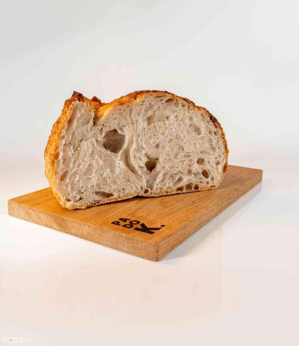 एक छोटा ब्रेड का टुकड़ा मसाले के डिब्बे में डाल दें और इसे कुछ घंटों तक रहने दें. ये नमी को सोख लेगा.